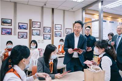 交通部長陳世凱5日前往南港站，慰勉堅守崗位高鐵員工。(圖：交通部)