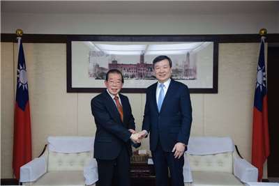 台灣日本關係協會會長、前駐日代表謝長廷(左)、駐日代表李逸洋(右)。(圖：李逸洋臉書)