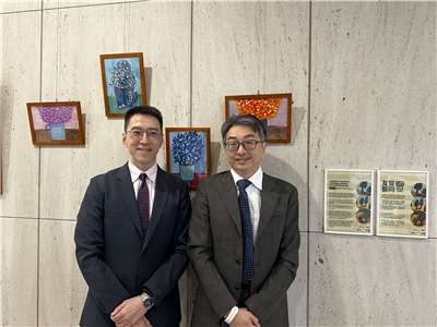 臺大醫院北護分院院長詹鼎正(右)、社區醫療部醫師黎家銘(左)出席感恩茶會。(楊雨青攝)