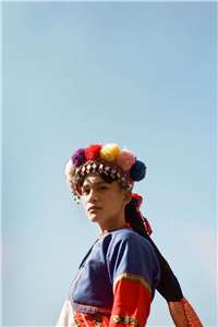 Naa‘u娜塢，來自阿里山的鄒族女生。於2024年12月發行個人首張族語創作專輯《kenkengiu 路上會有好多彎》