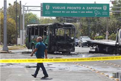 墨西哥政府在緝捕頭號毒梟歐塞奎拉(Nemesio Oseguera)後，當地多輛汽車遭焚毀的滿目瘡痍景象。