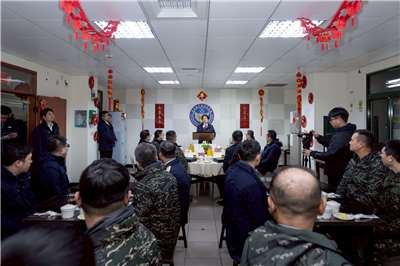  賴清德總統今日(6日)特別帶著薑母鴨、羊肉爐、薑母茶及汽水，親自登上位於海拔3,020公尺、全台第一高的海軍「小雪山雷達站」慰問前線國軍。(總統府提供)