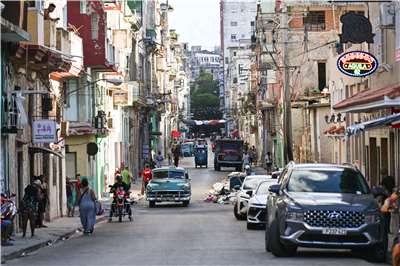 古巴國營電力公司官員表示，東部地區電網4日發生故障，導致4個省停電，數十萬人無電可用。圖為古巴首都哈瓦那街頭資料照。(AFP)