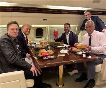 圖為川普和小羅勃．甘迺迪2024年11月間，搭機前往紐約觀賞終極格鬥冠軍賽時，共享麥當勞大餐。 (圖:@DonaldJTrumpJr)