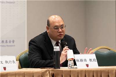 淡大戰略所副教授林穎佑26日在國策院座談會中表示，應對中國各層次威脅，我國除建構不對稱戰力外，新式戰機、船艦等傳統武器載台仍具有必要性。(楊仁翔 攝)