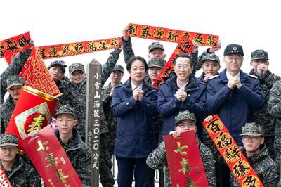 賴清德總統日前登上全國海拔最高的海軍單位「小雪山雷達站」發表「農曆春節談話」，與國軍官士兵一起圍爐，為他們加油打氣。(總統府提供)