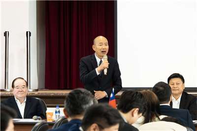 立法院長韓國瑜24日在國民黨立法實務研討會中，提醒立院國民黨團的運作中若有「濕紙貼臉」、逐漸窒息的危機，應有人點醒、戳破這樣的困境。(楊仁翔 攝)