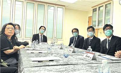 賴清德總統（中）往高雄榮總探視受傷治療的澎湖縣長陳光復，聽取院方病情簡報。（陳光復臉書）