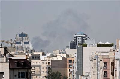 2026年2月28日以色列發動突襲後，伊朗德黑蘭發生爆炸，天空升起濃煙。(AP/達志影像)