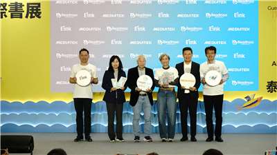 閱讀台灣隊成軍，mooInk Chill 手機型閱讀器亮相。(Readmoo讀墨提供)