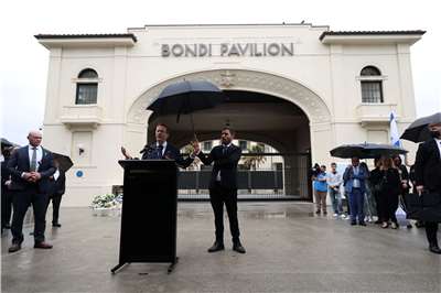 以色列總統赫佐格(Isaac Herzog)9日訪澳洲邦代海灘悼念死者。