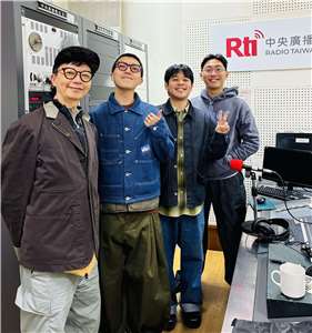 由主唱兼吉他手本山、吉他手Poopoo與貝斯手亨利組成的「靈魂沙發」