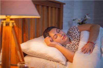 專家指出，只要平日與週末的睡眠時間「中點」位移超過1.5小時，即使睡眠時數增加，也會讓腸道壞菌變多，恐讓人越睡越累。示意圖。 (圖:Pixabay)
