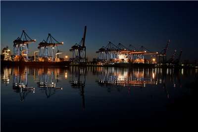 有些國家可能因關稅下降而受惠。圖攝於德國漢堡港的裝卸碼頭。