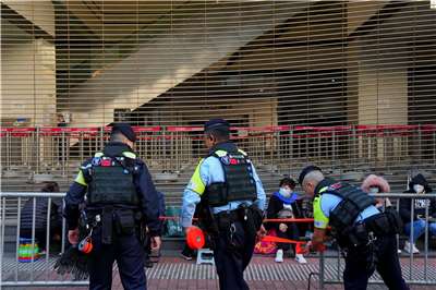 民眾在法院門外排隊等候聽審，港警也出動大批警力在周邊警戒。資料照。