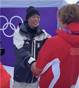 佐藤恭賀蘇翊鳴奪金。(圖：微信視頻號)