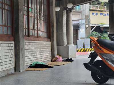 當法規制度缺乏「無家者」定義，他們自然會被社會安全網漏接。(饒辰書 攝)