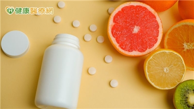 果汁可能改變藥物的生物利用度，進而降低治療效果或增加不良反應風險，因此在用藥期間，飲食選擇需特別留意。