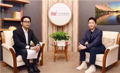 運動部長李洋(右)上任四個月，5日首度接受央廣主持人王育偉(左)專訪，暢談施政方向與轉任心境。(江麗華 攝)