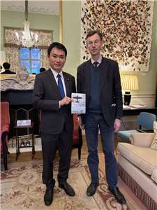 立委陳冠廷受邀赴英國劍橋大學演講，該校地緣政治中心創辦人Brendan Simms教授（右）亦到場聆聽，並致贈其中文譯作《銀翼狂潮：美國如何在中途島贏得太平洋戰爭》。圖：陳冠廷委員辦公室提供