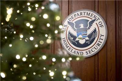 去年(2025年)3月間，一名德州公民遭國土安全部人員擊斃，這起事件似乎是川普移民打擊行動期間，第一起美國公民遭擊斃事件。圖為美國國土安全部。(圖:美國土安全部臉書)