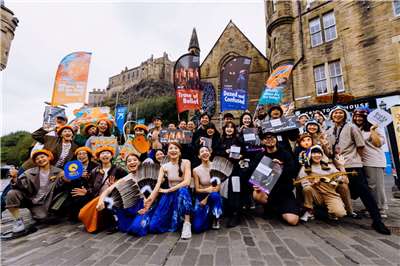 台灣每年都有團隊登上愛丁堡藝穗節演出。圖為2025英國愛丁堡藝穗節台灣季團隊大合照。(文化部提供，Lucas Kao高智鵬 攝)