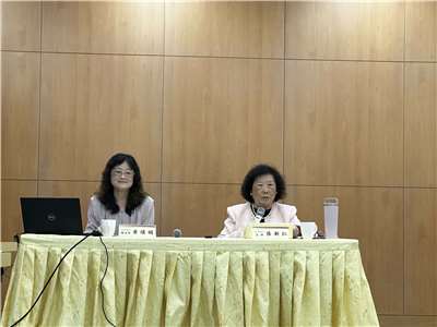 大考中心主任張新仁（右）副主任黃璀娟（左）說明115年學測成績統計數據。（楊雨青攝）