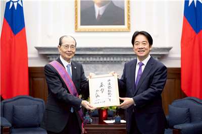  總統頒授旅日棒球名將王貞治一等景星勳章。(總統府flickr)