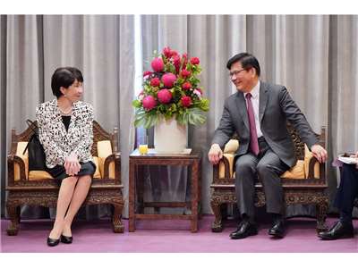 外交部長林佳龍(右)9日發文恭賀日本順利完成眾議院選舉，並附上去年4月在外交部接待當時還未當選自民黨總裁的高市早苗(左)合影 (圖取自林佳龍臉書)