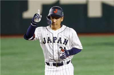 目前效力MLB波士頓紅襪的日籍球員吉田正尚(圖)4日入選世界棒球經典賽日本代表隊。圖為吉田正尚2023年經典賽對上捷克隊的出賽。（路透社/達志影像）