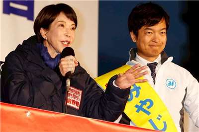 日本自民黨總裁高市早苗(左)前往鹿兒島縣鹿兒島市，為自民黨候選人助選。(X@takaichi_sanae )