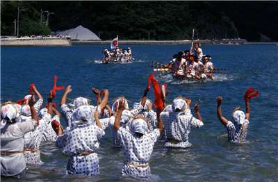 沖繩每年五月的海神祭（圖源：Official Okinawa Travel Guide，https://visitokinawajapan.com/zh-hant/discover/traditional-culture/okinawa-traditional-calendar/ ）