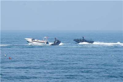 海軍日前於高雄桃子園海灘執行「近岸防域作戰」操演，陸戰隊兩棲偵搜大隊隊員乘M109突擊艇攔載假想敵快艇，展現高度機動能力。(楊仁翔 攝)