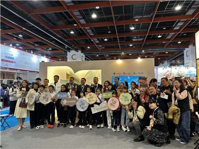 台北國際書展台灣原住民館盛大開館。 (楊雨青 攝)