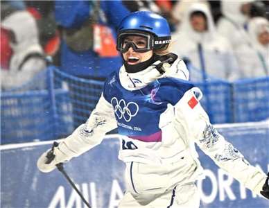中美混血、替中國批戰袍的谷愛凌(Eileen Gu)成為奧運史上獎牌數最多的自由式滑雪選手。(IG@eileengu)
