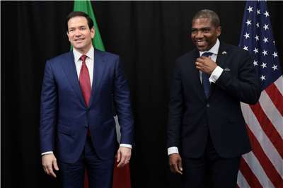 美國國務卿盧比歐(Marco Rubio)（左）25日出席加勒比海區域高峰會，於場邊會見台灣友邦聖克里斯多福及尼維斯總理德魯(Terrance Drew)（右）。