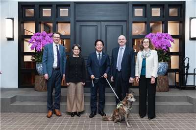 美國在台協會(AIT)處長谷立言今天(10日)透過臉書發文，分享他日前與賴清德總統(中)在官邸共慶農曆新年，並針對深化美台在經貿、創新及安全領域合作進行了深入討論。(圖 : AIT臉書)