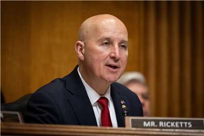 外界關注美國總統川普對台「六項保證」的立場，對此，共和黨聯邦參議員芮基茲(Pete Ricketts)受訪表示，川普批准史上最大規模對台軍售已說明一切。資料照。(AFP)