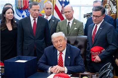 美國總統川普3日在白宮橢圓形辦公室對媒體發表談話。  