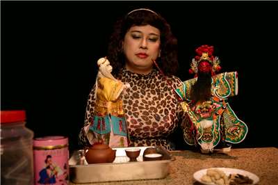 不貳二偶劇《上桌下海》反串下海，把劇場變阿公店，要讓觀眾過完，年輕鬆笑一場。(不貳偶劇提供)