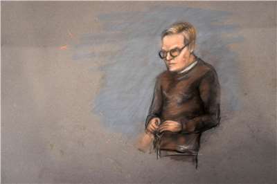 法庭素描描繪了柏格荷伊比（Marius Borg Hoiby）在奧斯陸地方法院受審第一天的情景。(路透社/達志影像)