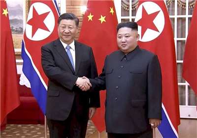 北韓領導人金正恩(右)在5年一度的勞動黨黨代表大會上再度當選總書記。中共總書記習近平(左)今天（23日）致電金正恩祝賀，並表示願譜寫中朝友誼嶄新篇章。資料照。(AFP)