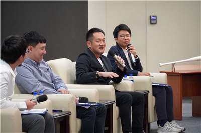 平野惠一(右2)談日台棒球文化異同。(圖:FB/日台交流協會)