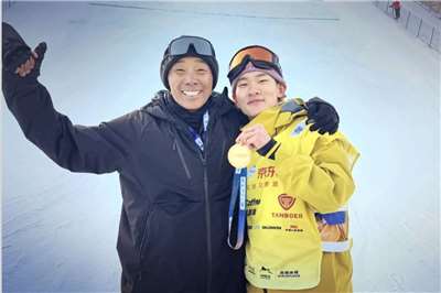 中國選手蘇翊鳴(右)與日本籍教練佐藤康弘。(X平台)