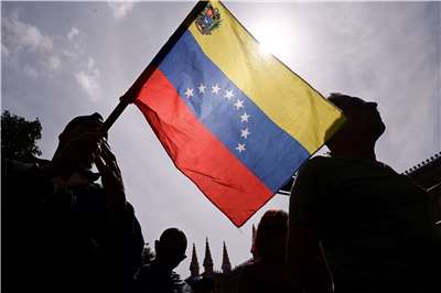 圖為民眾揮舞委內瑞拉國旗。