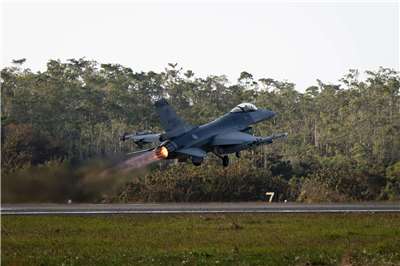 空軍四聯隊於嘉義基地執行F-16V戰機「緊急起飛」，飛行員及地勤人員需在6分鐘內完成整備並起飛。(楊仁翔 攝)