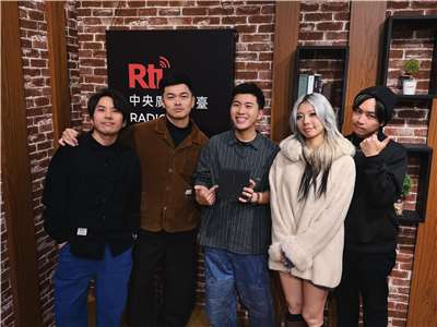 主持人內克（中）與樂團甜約翰