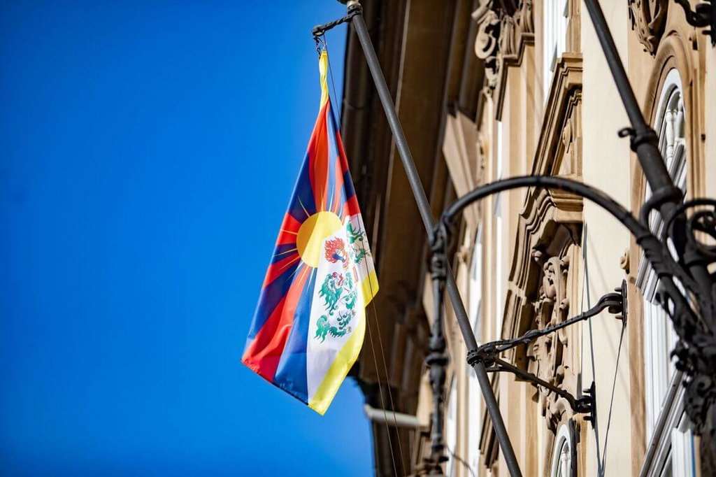 捷克參議院10日在參院大樓懸掛西藏旗以響應「西藏抗暴日」，提醒世人西藏人權議題。（捷克參議院提供）