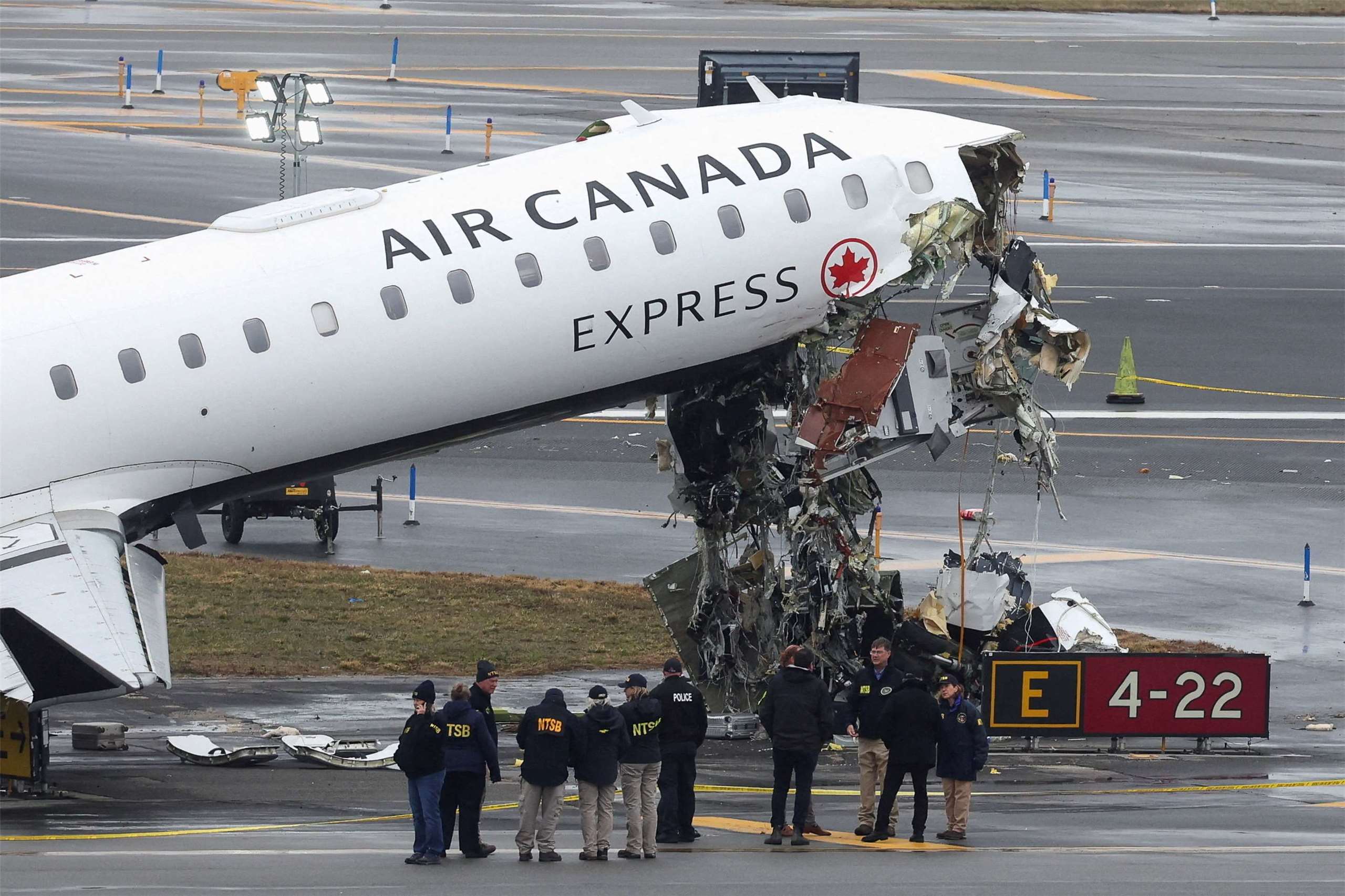 美國國家運輸安全委員會(NTSB)人員正在檢查加拿大航空快捷公司一架噴射機在紐約拉瓜迪亞機場與消防車相撞後的殘骸。(路透社/達志影像)