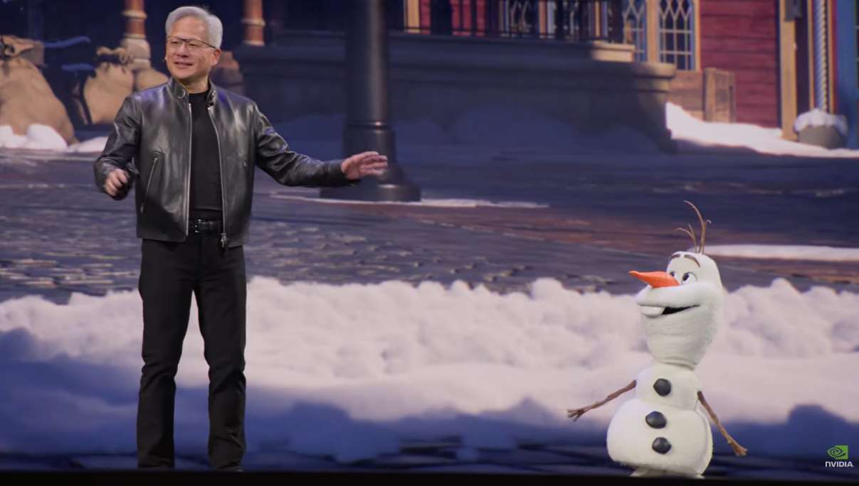 輝達GTC大會上，執行長黃仁勳與驚喜現身舞台的迪士尼知名角色「雪寶」實體機器人進行互動，展示實體AI在數位孿生環境中學習以及應用於現實世界的成果。(YT/@NVIDIA)

